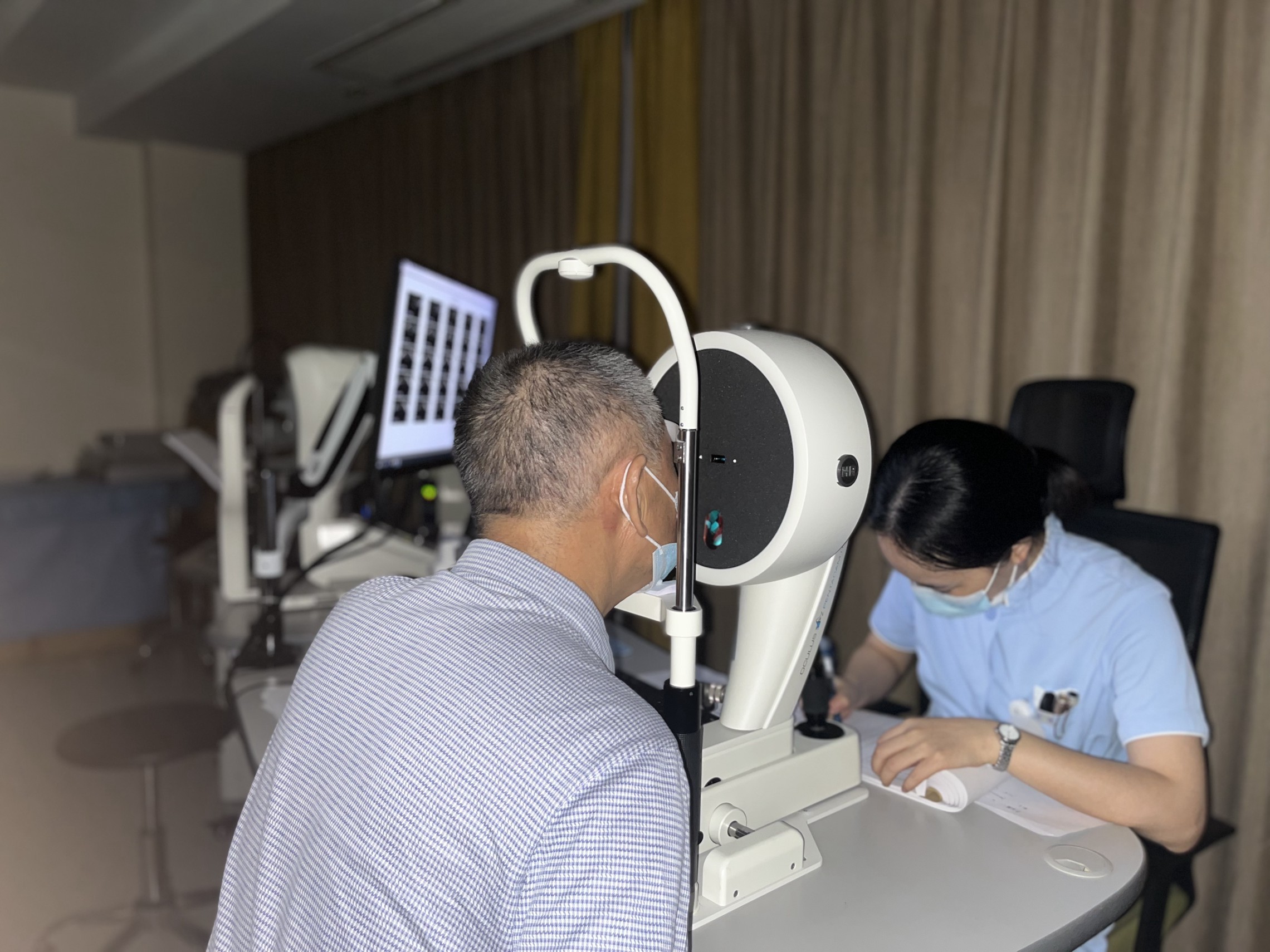 国内首批、江苏省首位接受散光三焦点人工晶体植入手术患者张先生接受详细术前检查