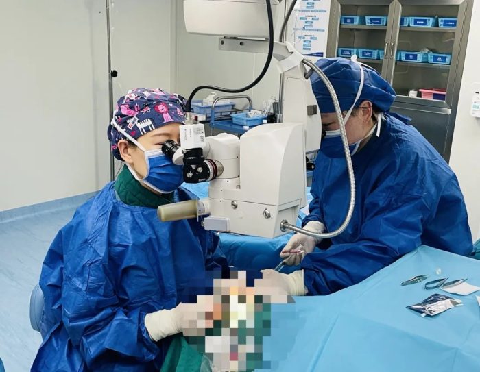 爱尔眼科角膜及眼表学组副组长曾庆延正在给患者做手术
