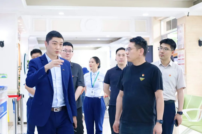参观青少年近视防控科普馆