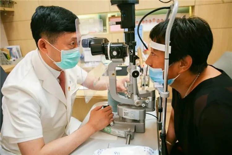 张劲松教授为患者检查