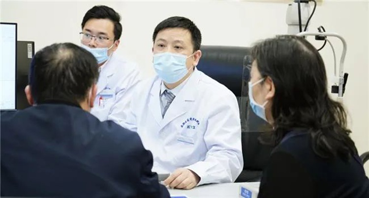 兰长骏教授为患者看诊