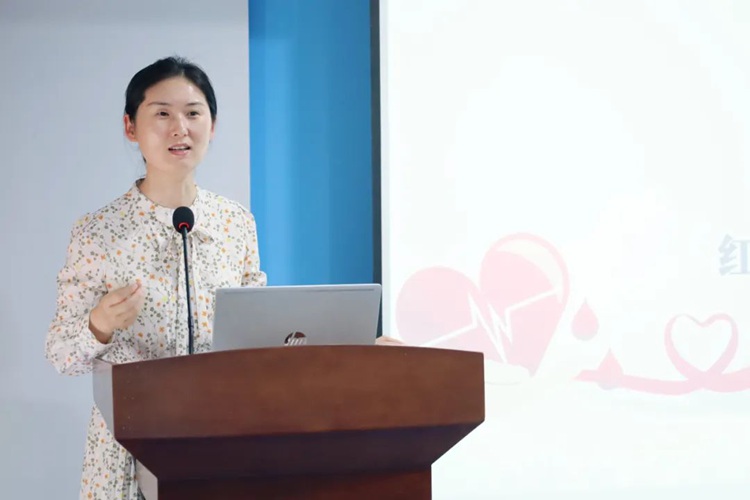 参会人员观看宣传片《择一人爱一城》