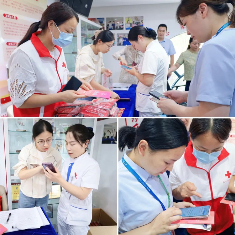 登记咨询台现场工作人员指导登记流程