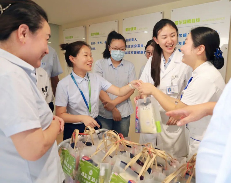 工会工作人员发放防暑用品