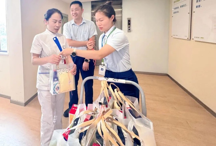 医护人员接收防暑慰问品
